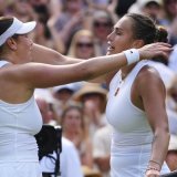 Aryna Sabalenka (à droite) et Amanda Anisimova se retrouvent en finale à NY, deux mois après leur demi-finale de Wimbledon KEYSTONE/AP/KIRSTY WIGGLESWORTH